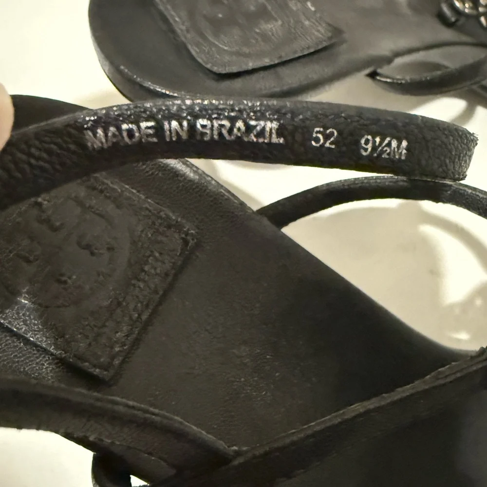 TORY BURCH Emmy Black Leather T-Strap Thong Sandals Kitten Heel Medallion Sz 9.5